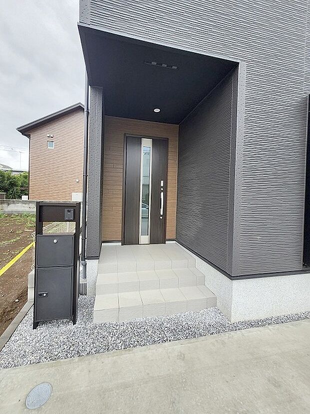 周辺の街並みの中で適度な主張、生活に溶け込むシンプルなデザインの外観が魅力の一戸建です。