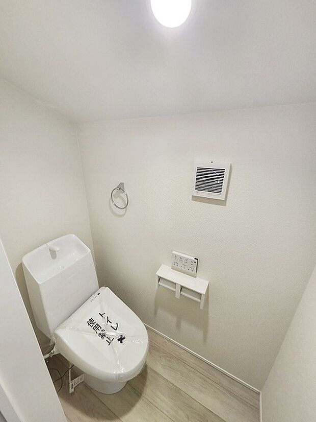 トイレにはウォシュレット機能を標準装備。 