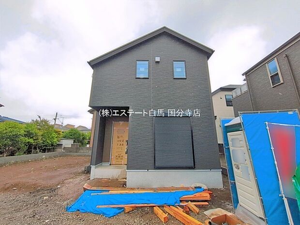 周辺の街並みの中で適度な主張、生活に溶け込むシンプルなデザインの外観が魅力の一戸建です。