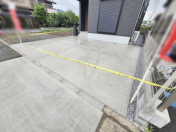 周辺の街並みの中で適度な主張、生活に溶け込むシンプルなデザインの外観が魅力の一戸建です。