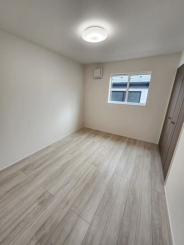 スタイリッシュなデザインと快適な居住性を兼ね備えた洋室。広々とした空間は、自分らしいインテリアを楽しむことができるほか、リラックスした時間を過ごすことができそうです。