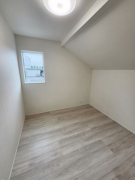 勾配天井の2階のお部屋。この勾配の角度がお洒落な雰囲気を感じさせてくれます。