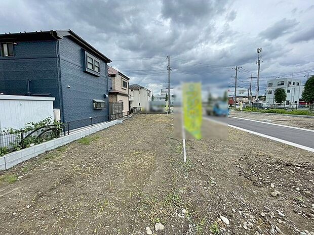 現地ご見学の際、スタッフが様々なご質問に対応いたします、周辺環境、前面道路、建築可能な建物について、ぜひご相談ください。
