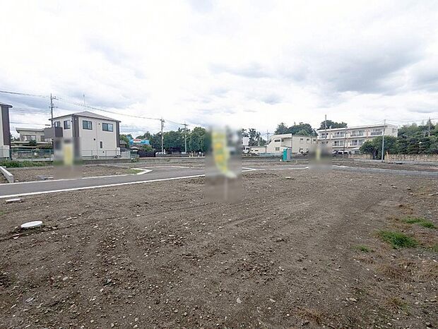 現地ご見学の際、スタッフが様々なご質問に対応いたします、周辺環境、前面道路、建築可能な建物について、ぜひご相談ください。