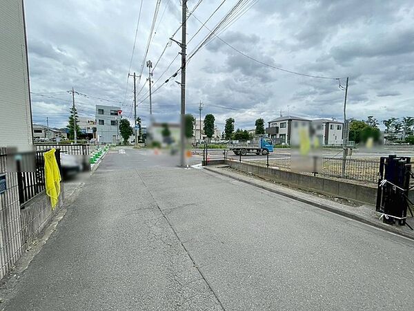 安心して暮らすことのできる住宅街。　住宅地の道路は一般に交通量が少なく車などの騒音が少ないため、住民にとって静かな生活環境が提供されます。