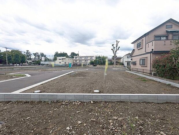 現地ご見学の際、スタッフが様々なご質問に対応いたします、周辺環境、前面道路、建築可能な建物について、ぜひご相談ください。