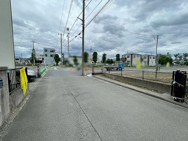 安心して暮らすことのできる住宅街。　住宅地の道路は一般に交通量が少なく車などの騒音が少ないため、住民にとって静かな生活環境が提供されます。