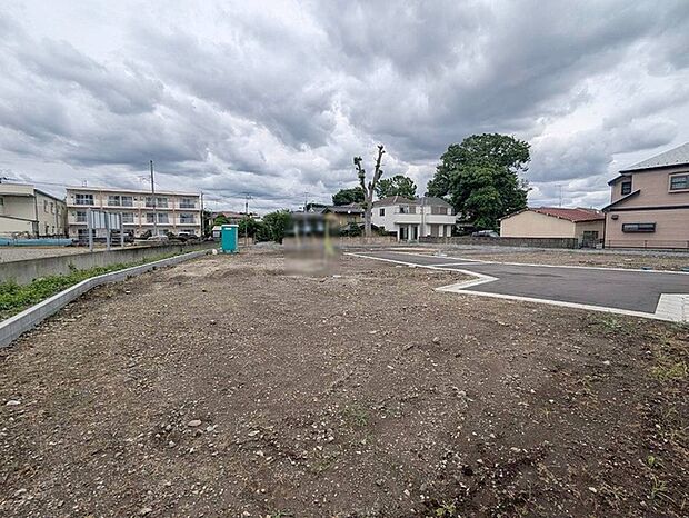 現地ご見学の際、スタッフが様々なご質問に対応いたします、周辺環境、前面道路、建築可能な建物について、ぜひご相談ください。
