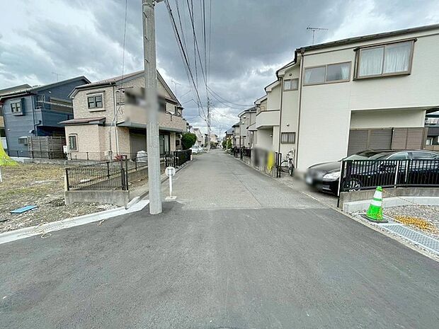 安心して暮らすことのできる住宅街。 住宅地の道路は一般に交通量が少なく車などの騒音が少ないため、住民にとって静かな生活環境が提供されます。