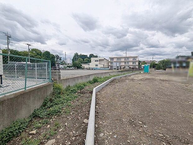 土地物件にはご確認頂くポイントがたくさんございます、土地だけのご見学の際もご遠慮せず、ぜひお気軽に担当スタッフにお申しつけくださいませ。