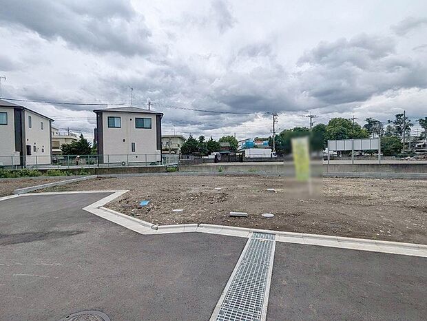 土地物件にはご確認頂くポイントがたくさんございます、土地だけのご見学の際もご遠慮せず、ぜひお気軽に担当スタッフにお申しつけくださいませ。