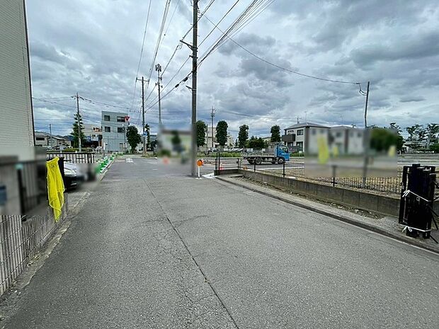 安心して暮らすことのできる住宅街。 住宅地の道路は一般に交通量が少なく車などの騒音が少ないため、住民にとって静かな生活環境が提供されます。