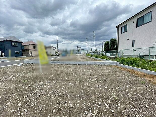 現地ご見学の際、スタッフが様々なご質問に対応いたします、周辺環境、前面道路、建築可能な建物について、ぜひご相談ください。