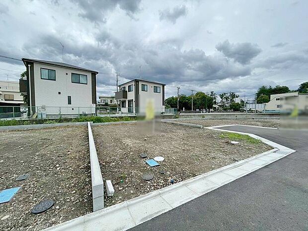 現地ご見学の際、スタッフが様々なご質問に対応いたします、周辺環境、前面道路、建築可能な建物について、ぜひご相談ください。