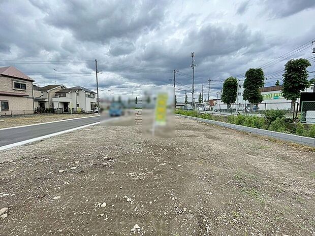 現地ご見学の際、スタッフが様々なご質問に対応いたします、周辺環境、前面道路、建築可能な建物について、ぜひご相談ください。
