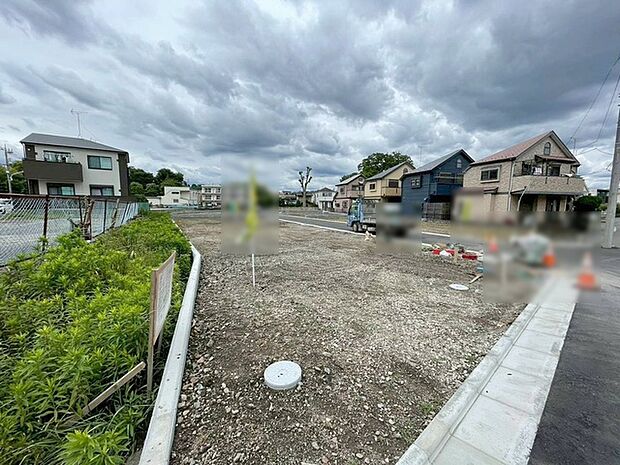 現地ご見学の際、スタッフが様々なご質問に対応いたします、周辺環境、前面道路、建築可能な建物について、ぜひご相談ください。