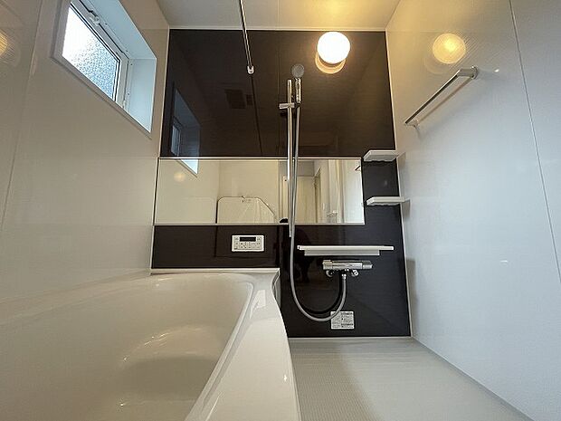 浴室乾燥機の他にも開口部のある浴室スペース。 お風呂上がりの湿気も、窓を開けておくことで改善可能。 お湯につかりながら、ちょっとした露天気分?