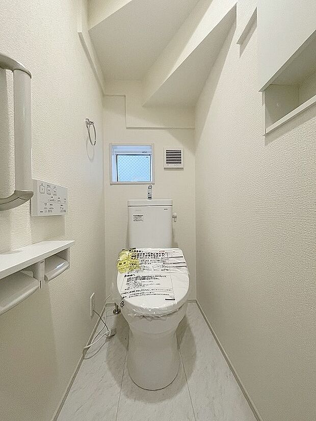 階段下を有効活用したトイレスペース。 便座はもちろんウォシュレット。