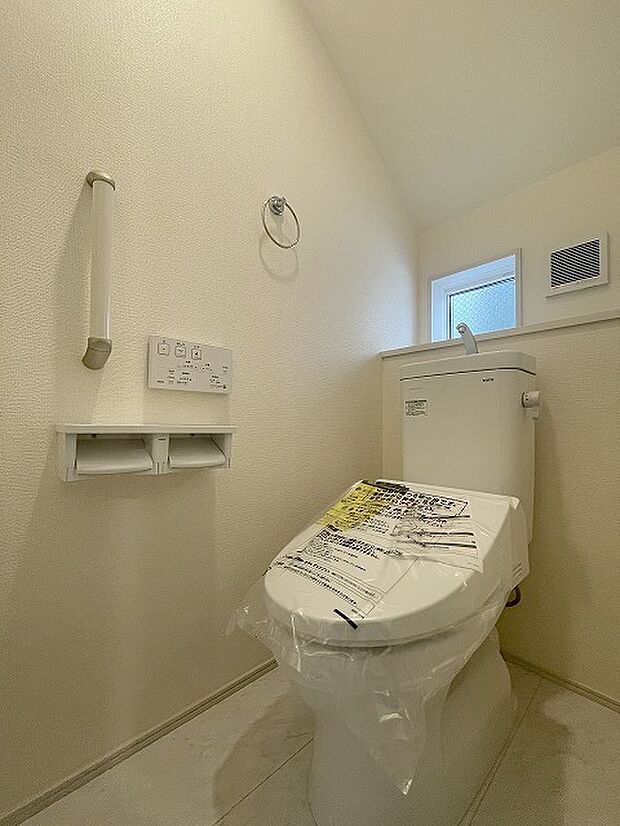 トイレにはウォシュレット機能を標準装備。