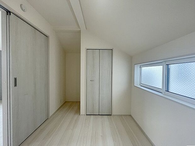 勾配天井の2階のお部屋。この勾配の角度がお洒落な雰囲気を感じさせてくれます。