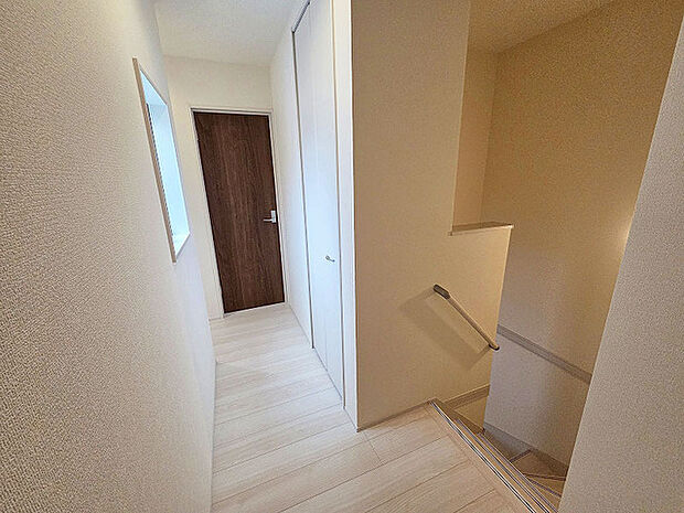 住まいの中心となる2階ホールは、ホワイトを基調とした清潔感のある設えで、各空間を穏やかにつなぐ落ち着いた佇まいを見せています 