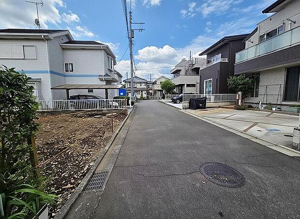 安心して暮らすことのできる住宅街。　住宅地の道路は一般に交通量が少なく車などの騒音が少ないため、住民にとって静かな生活環境が提供されます。 