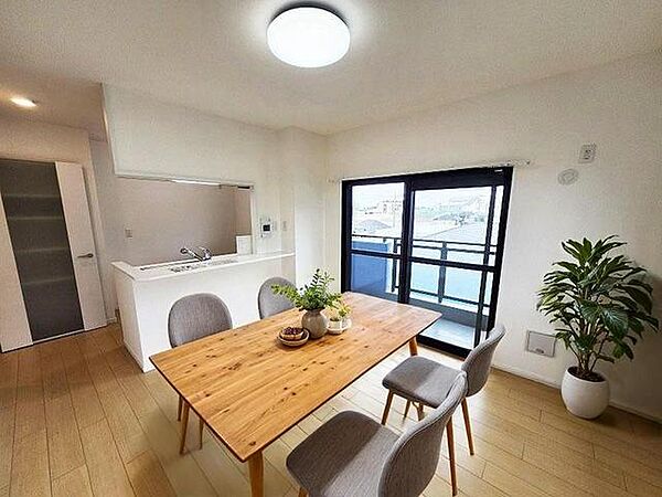 家族が一番集まる場所だから広々としつつも素敵な空間であって欲しい。みんながくつろぐリビングからキッチンまでが一つの空間のように繋がる間取り。