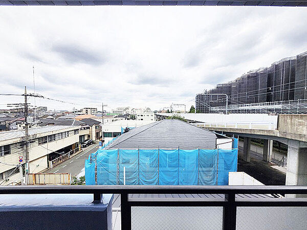 開放感のあるバルコニーからは街並みを広く見渡すことができ、空の広がりを感じる心地よい眺望が広がります