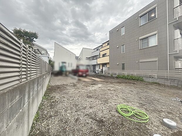 現在建物を建築中です、建築中の物件については現地確認の他、同施工会社の完成施工例のご案内、担当者のプレゼンテーションにてご検討ください。適切なご検討の方法をご説明させて頂きます。