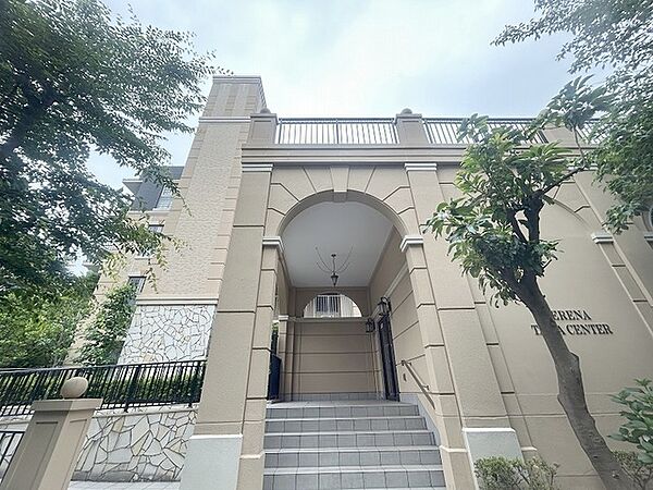 周辺の街並みの中で適度な主張、生活に溶け込むシンプルなデザインの外観が魅力の建物です。