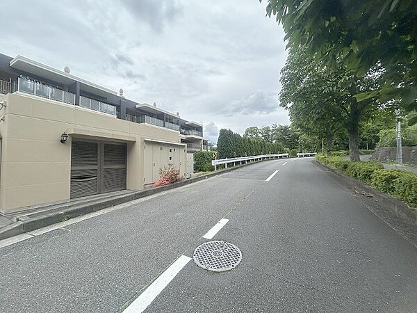 周辺は住宅が建ち並ぶ閑静な住宅街です。