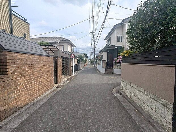 安心して暮らすことのできる住宅街。 住宅地の道路は一般に交通量が少なく車などの騒音が少ないため、住民にとって静かな生活環境が提供されます。