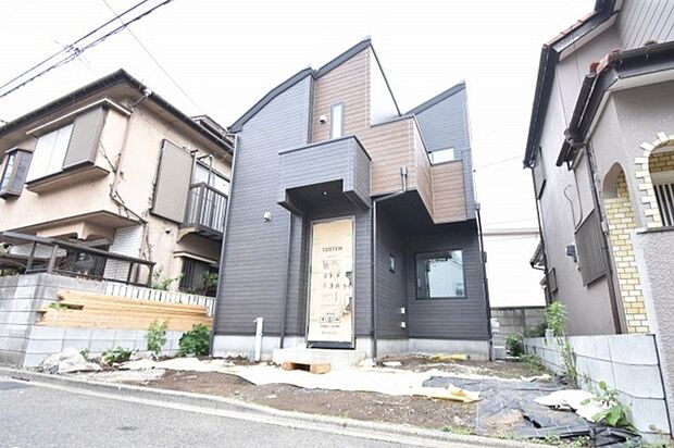 周辺の街並みの中で適度な主張、生活に溶け込むシンプルなデザインの外観が魅力の一戸建です。 