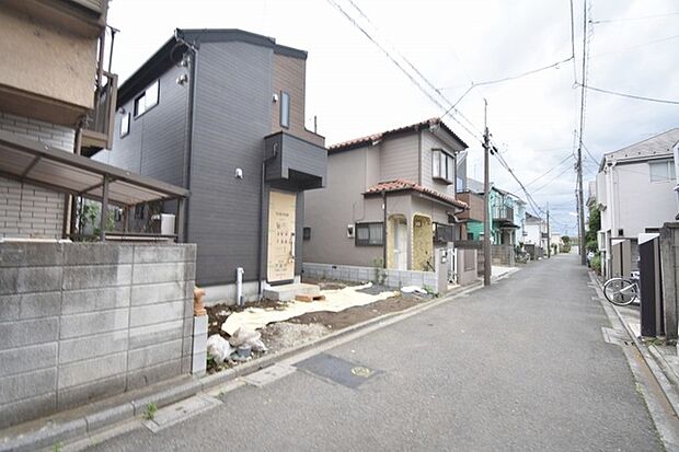 安心して暮らすことのできる住宅街。　住宅地の道路は一般に交通量が少なく車などの騒音が少ないため、住民にとって静かな生活環境が提供されます。 