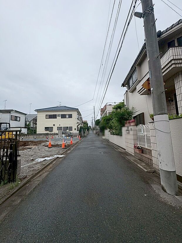 安心して暮らすことのできる住宅街。 住宅地の道路は一般に交通量が少なく車などの騒音が少ないため、住民にとって静かな生活環境が提供されます。