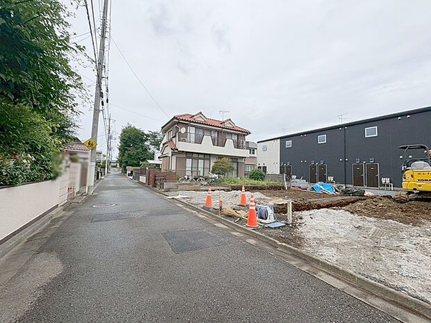 安心して暮らすことのできる住宅街。 住宅地の道路は一般に交通量が少なく車などの騒音が少ないため、住民にとって静かな生活環境が提供されます。
