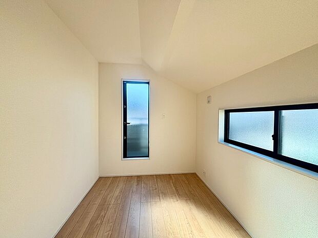 勾配天井の2階のお部屋。この勾配の角度がお洒落な雰囲気を感じさせてくれます。