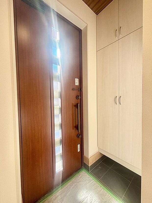 玄関は家の第一印象を左右する重要な場所。ほどよい広さとスタイリッシュな色遣いが印象的です。