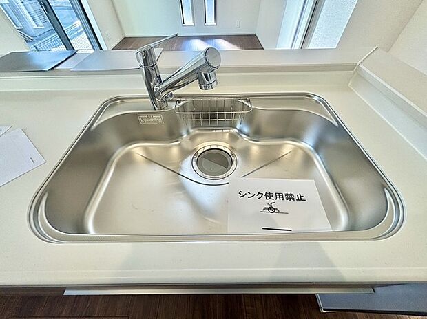 カウンターキッチンならではの開放的な見通し、全体が見渡せることでご家族の団欒スペースもより明るく笑顔が溢れる空間となります。 