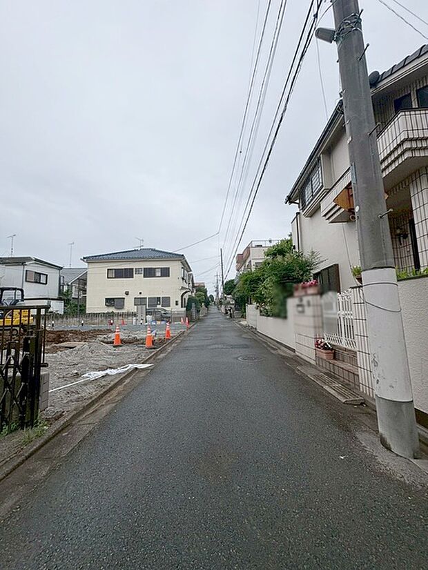 安心して暮らすことのできる住宅街。 住宅地の道路は一般に交通量が少なく車などの騒音が少ないため、住民にとって静かな生活環境が提供されます。