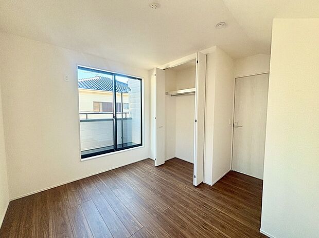 スタイリッシュなデザインと快適な居住性を兼ね備えた洋室。広々とした空間は、自分らしいインテリアを楽しむことができるほか、リラックスした時間を過ごすことができそうです。 