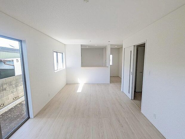 家族が一番集まる場所だから広々としつつも素敵な空間であって欲しい。みんながくつろぐリビングからキッチンまでが一つの空間のように繋がる間取り。