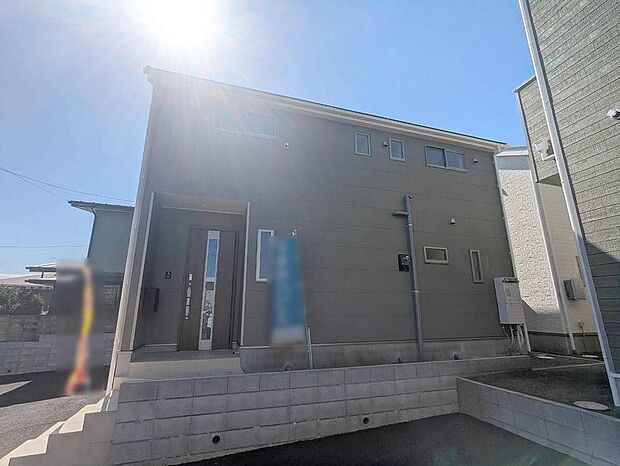 周辺の街並みの中で適度な主張、生活に溶け込むシンプルなデザインの外観が魅力の一戸建です。