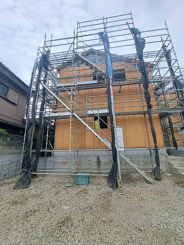 現在建物を建築中です、建築中の物件については現地確認の他、同施工会社の完成施工例のご案内、担当者のプレゼンテーションにてご検討ください。適切なご検討の方法をご説明させて頂きます。 