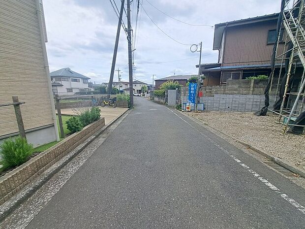 安心して暮らすことのできる住宅街。　住宅地の道路は一般に交通量が少なく車などの騒音が少ないため、住民にとって静かな生活環境が提供されます。 