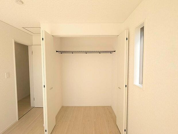 収納スペースがたっぷりと確保されたこの物件では、生活をより快適に送ることができます。