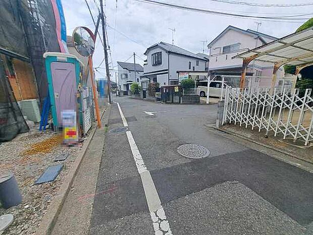 安心して暮らすことのできる住宅街。 住宅地の道路は一般に交通量が少なく車などの騒音が少ないため、住民にとって静かな生活環境が提供されます。