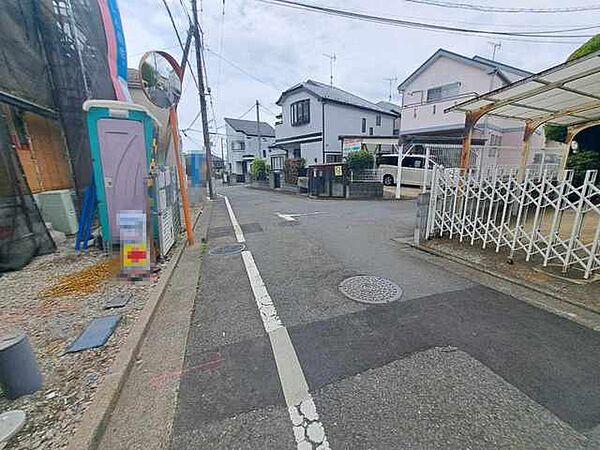 安心して暮らすことのできる住宅街。　住宅地の道路は一般に交通量が少なく車などの騒音が少ないため、住民にとって静かな生活環境が提供されます。