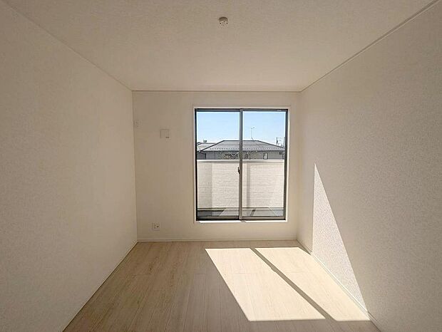 洋室はモダンなデザインと機能性を備え、快適な生活空間に。明るい窓から差し込む自然光が広々とした空間をさらに明るく開放的に感じさせます。