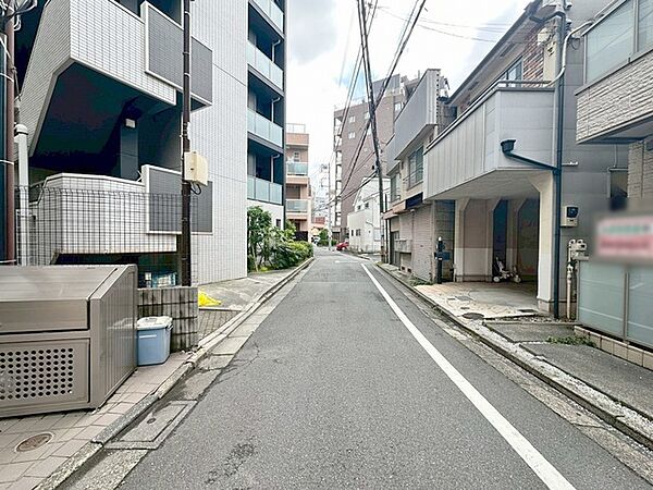 利便性と快適性を両立した立地。ショッピングやレストラン、公共交通機関へのアクセスが良好でありながら、周囲の緑豊かな自然環境も満喫できます。